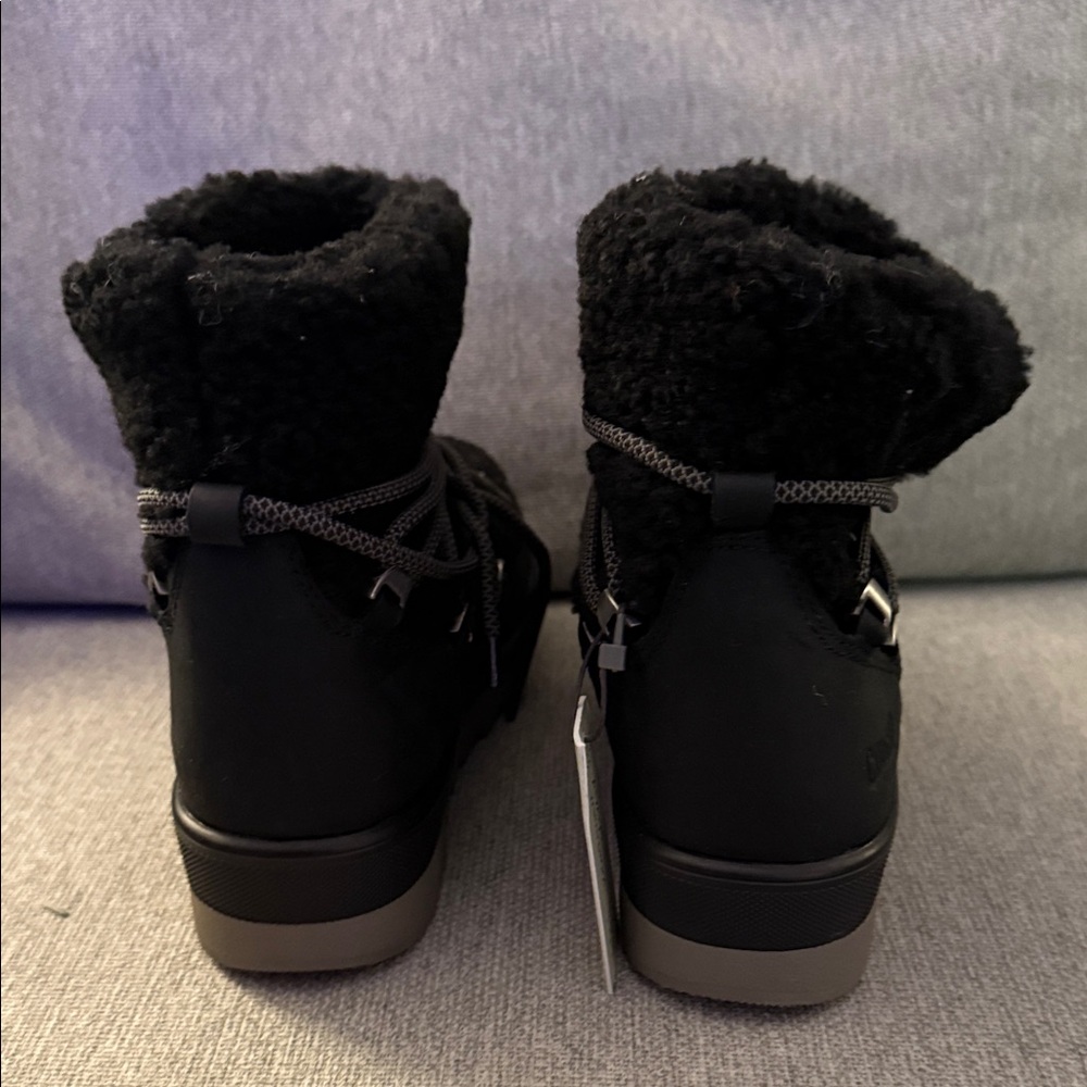 Cougar Black Winter Boots with Gray Accents - Picture 6 of 8